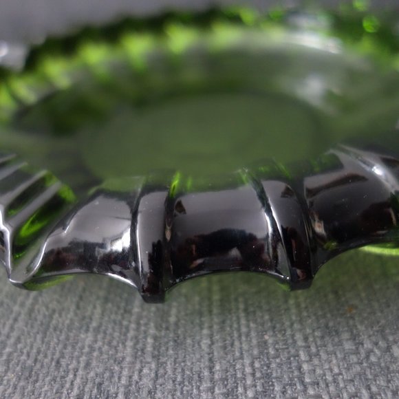 Green Color Circular Glass Ash Tray - Picture 6 of 9